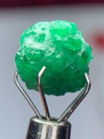 4.08ct Swat Emerald Crystal: A Balanced Gem of Rich Color and Natural Clarity - Image 4