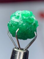 4.08ct Swat Emerald Crystal: A Balanced Gem of Rich Color and Natural Clarity - Image 6