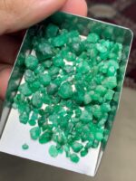 Compact Power: 57.90 ct Emerald Rough Lot from Swat Valley - Image 2