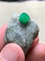 Discover the Beauty and Rarity of a 59.10 ct Emerald Specimen: A Gemstone of Timeless Elegance - Image 3