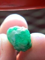 Irregular Elegance: 12.56 ct Emerald Crystal from Swat Valley - Image 3