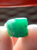 Irregular Elegance: 12.56 ct Emerald Crystal from Swat Valley - Image 4