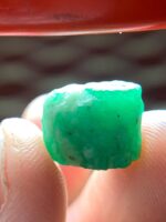 Irregular Elegance: 12.56 ct Emerald Crystal from Swat Valley - Image 5