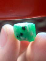 Irregular Elegance: 12.56 ct Emerald Crystal from Swat Valley - Image 10