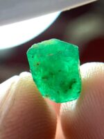 2.26ct Swat Emerald Crystal: Vivid Green Gemstone - Image 2