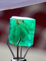 2.26ct Swat Emerald Crystal: Vivid Green Gemstone - Image 9