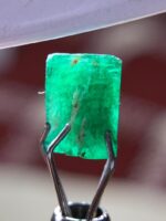 2.26ct Swat Emerald Crystal: Vivid Green Gemstone - Image 10