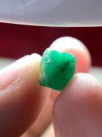 Going Deep: A 3.96ct Swat Emerald Crystal with Bold Vertical Presence - Image 4