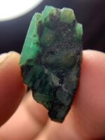 23.40 ct Swat Emerald: A Slender Crystal With Deep Green Brilliance - Image 3