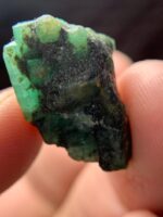 23.40 ct Swat Emerald: A Slender Crystal With Deep Green Brilliance - Image 4