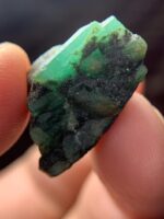 23.40 ct Swat Emerald: A Slender Crystal With Deep Green Brilliance - Image 7