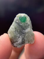 Compact Elegance: 19.14 ct Swat Emerald Specimen with Distinct Crystal Form - Image 4