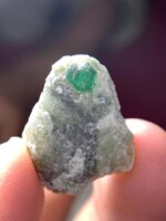 Compact Elegance: 19.14 ct Swat Emerald Specimen with Distinct Crystal Form - Image 5