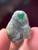 Compact Elegance: 19.14 ct Swat Emerald Specimen with Distinct Crystal Form - Image 8