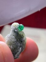 Compact Elegance: 19.14 ct Swat Emerald Specimen with Distinct Crystal Form - Image 10
