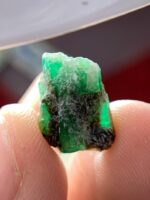 Monument of Green: 8.90 ct Laghman Emerald Crystal — A Rare Gemstone Giant from Afghanistan - Image 7