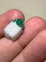 Natural Precision: 9.05ct Swat Emerald Specimen with Vibrant Green Clarity - Image 2