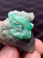 162.70 ct Swat Emerald Specimen – A Majestic Natural Crystal - Image 2