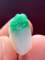 Natural Precision: 9.05ct Swat Emerald Specimen with Vibrant Green Clarity - Image 4