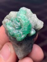 162.70 ct Swat Emerald Specimen – A Majestic Natural Crystal - Image 4
