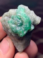 162.70 ct Swat Emerald Specimen – A Majestic Natural Crystal - Image 10