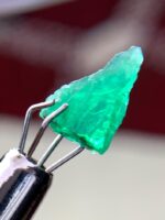 The Captivating Charm of a 1.26ct Emerald Crystal - Image 3