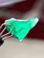 The Captivating Charm of a 1.26ct Emerald Crystal - Image 4