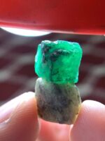 Stunning 17.95 ct Emerald – Compact Elegance in Green - Image 2