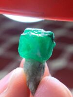 Stunning 17.95 ct Emerald – Compact Elegance in Green - Image 12