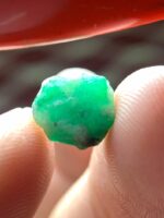 Discovering a 3.65 ct Swat Emerald : Raw Natural Beauty - Image 3