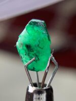 The Graceful 1.80 ct Swat Emerald Crystal: Small Yet Striking - Image 7