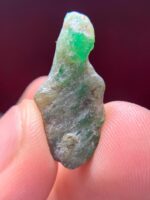 10.00ct Swat Emerald Crystal – A Striking Elongated Gem from Pakistan's Emerald Belt - Image 4