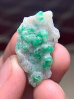 39.50 ct Swat Emerald Specimen: Elegant Green Brilliance - Image 11