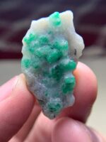 39.50 ct Swat Emerald Specimen: Elegant Green Brilliance - Image 5
