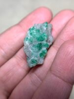 39.50 ct Swat Emerald Specimen: Elegant Green Brilliance - Image 6