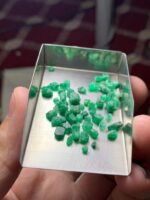 17.15 ct Swat Emerald Rough Lot – A Natural Collection of Pure Green Beauty - Image 4