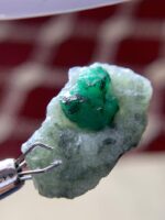 A 12.75ct Swat Emerald Specimen: Small Yet Striking - Image 4