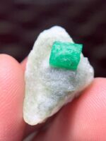 The 14.70 ct Emerald: Graceful Elegance in Mid-Sized Form - Image 8