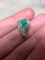 The 14.70 ct Emerald: Graceful Elegance in Mid-Sized Form - Image 9