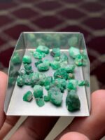 Elegant 40ct Swat Emerald Rough Lot - Image 3