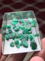 Elegant 40ct Swat Emerald Rough Lot - Image 6