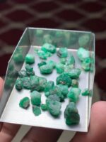 Elegant 40ct Swat Emerald Rough Lot - Image 9
