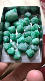 101.10 ct Exceptional Emerald Rough Lot – Large Swat Crystal - Image 2