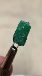 Striking 5.40 Carat Swat Emerald Crystal: Graceful Green Elegance - Image 2