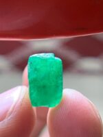 Striking 5.40 Carat Swat Emerald Crystal: Graceful Green Elegance - Image 11