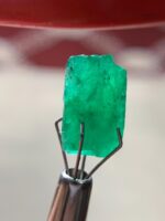 Striking 5.40 Carat Swat Emerald Crystal: Graceful Green Elegance - Image 3