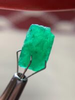 Striking 5.40 Carat Swat Emerald Crystal: Graceful Green Elegance - Image 4