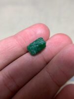 Striking 5.40 Carat Swat Emerald Crystal: Graceful Green Elegance - Image 6