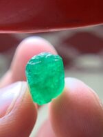 Striking 5.40 Carat Swat Emerald Crystal: Graceful Green Elegance - Image 7