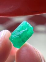 Striking 5.40 Carat Swat Emerald Crystal: Graceful Green Elegance - Image 9